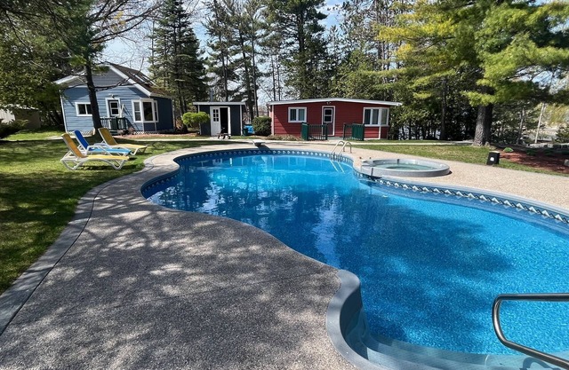 Lovely Water Front Cottage- pool,firepit and amenities near by & access to water