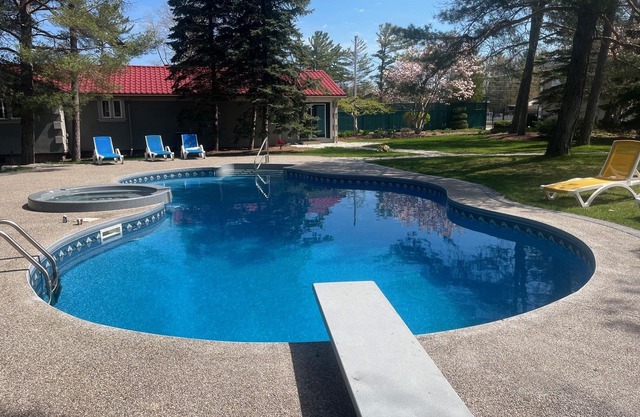 Lovely Water Front Cottage- pool,firepit and amenities near by & access to water