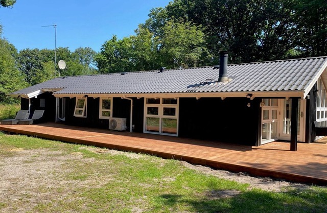 "Lovis" - 600m from the sea by Interhome