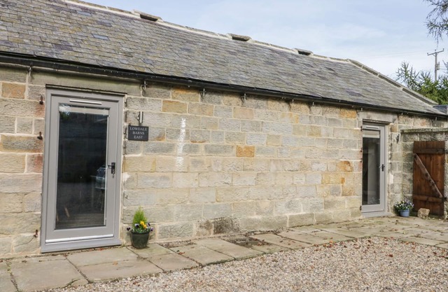 LOWDALE BARNS EAST, pet friendly, with a garden in Sleights