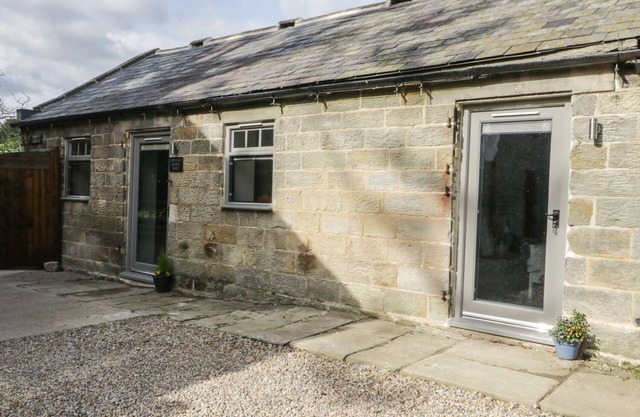 LOWDALE BARNS WEST, pet friendly, with a garden in Sleights