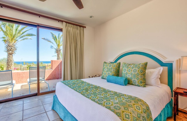 Lower Cascada: Ocean view suite with indoor/outdoor showers