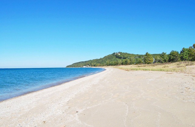 Lower Level Beachfront Condo in Glen Arbor 2B/2BA!