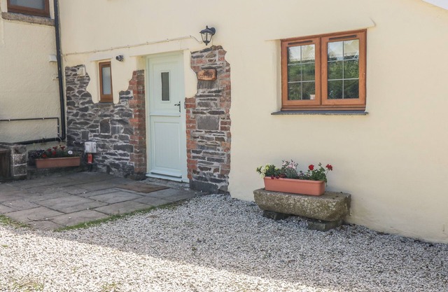 LOWER WEST CURRY COTTAGE, pet friendly, with a garden in Launceston