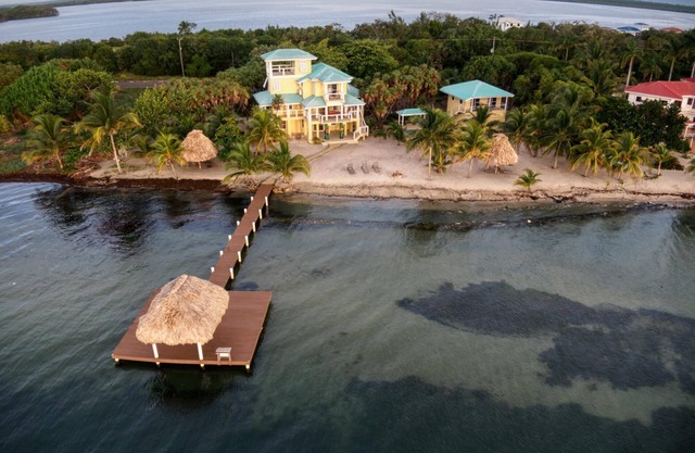 Lucky Duck Villa - Huge Beachfront, Pool and Pier