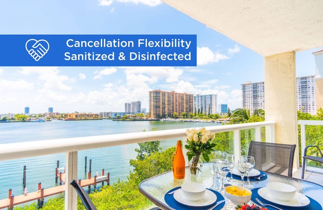 Luminous corner condo overlooking the bay | WIFI + Netflix + Parking