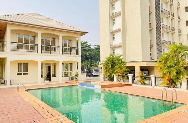 Lush 3 bedroom appartment with pool and gym