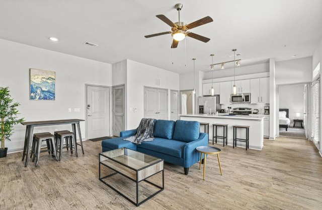 LUX 2B2B w/Pool & Parking near the Heart of Austin