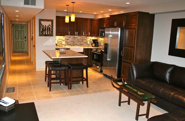 Lux Condo 1BR/1BA in Mountainside - KING bed - Free Wifi 500+mbps - HUGE Shower