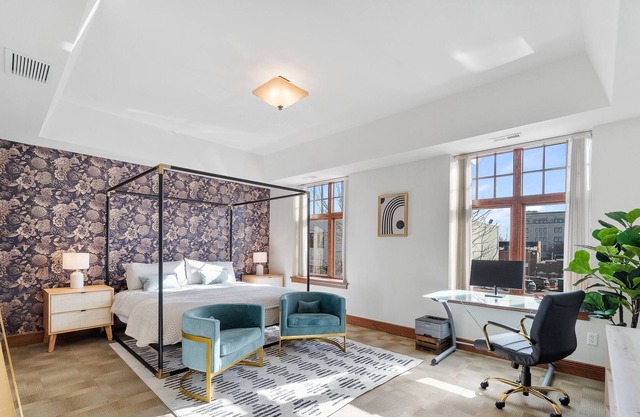 Lux Downtown Condo month-to-month, Walkable Fast Wi-Fi, Free Parking