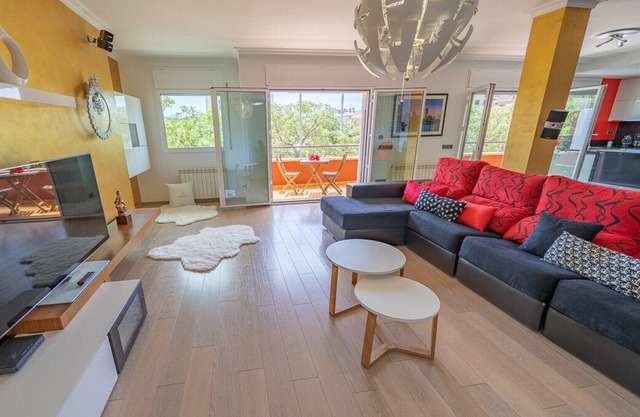 LUX EXPERIENCE MALGRAT, APARTMENT 7 PEOPLE, A/C AND NEAR THE SEA