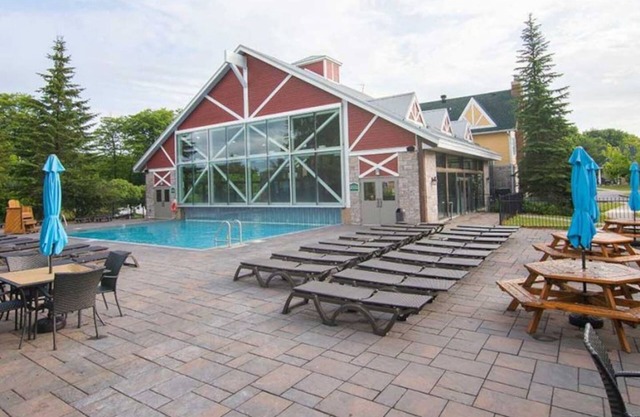 Lux Studio-King Bed with Pool on Grounds