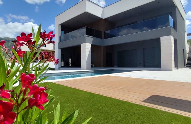 Lux Villa Serene with heated pool
