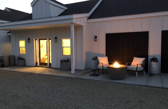 Lux Vineyard Escapes-Charming Vineyard Guest Suite