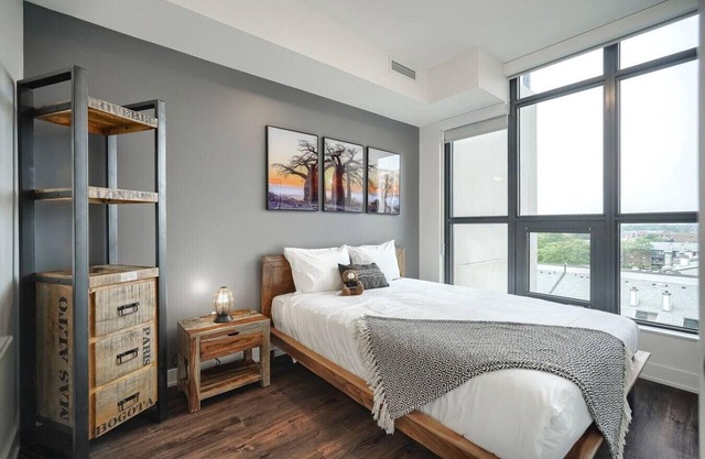Luxe 1BR Apt with City Views, Near Lake Aquitaine