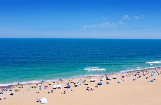 Luxe, 2-story condo with ocean views, balcony, fast WiFi & on-site pool/gym