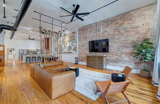 Luxe 220, Unit 3 - Pool Table & City View Penthouse, Managed by BlueStar Real Es
