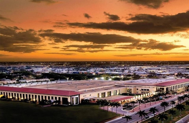 Luxe 2br/1bath, Palm Beach, W/free parking, outdoor living area and Trampoline!