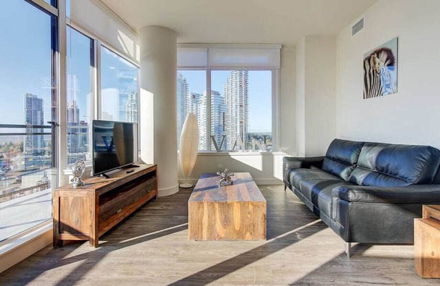 Luxe 2BR Apt with Balcony: Minutes from Sky Train