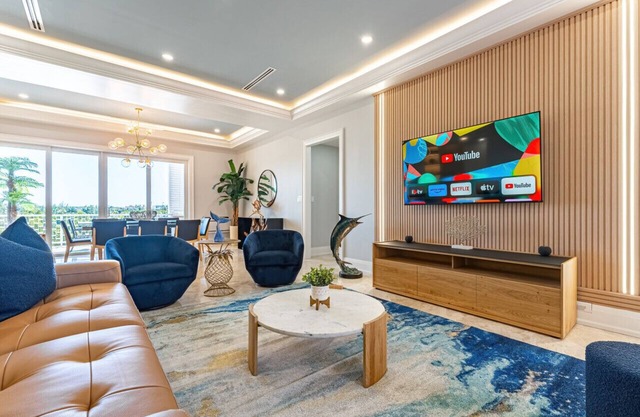 Luxe 3 BR: Beachfront Suite Next to Baha Mar