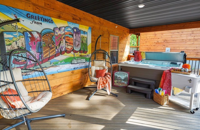 Luxe Cabin>Hot Tub>Indoor Pool>Game Table>Fire Pit>Fishing>Pickleball>Hiking