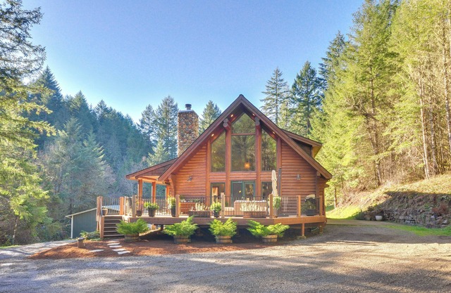 Luxe Cabin in the Woods: Walk to Lake!