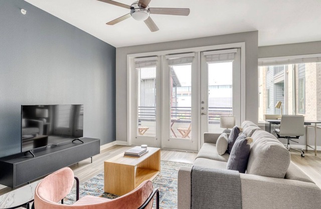 Luxe Central Austin 1BR w/ Gym, Pool & W/D, nr cafe, by Blueground