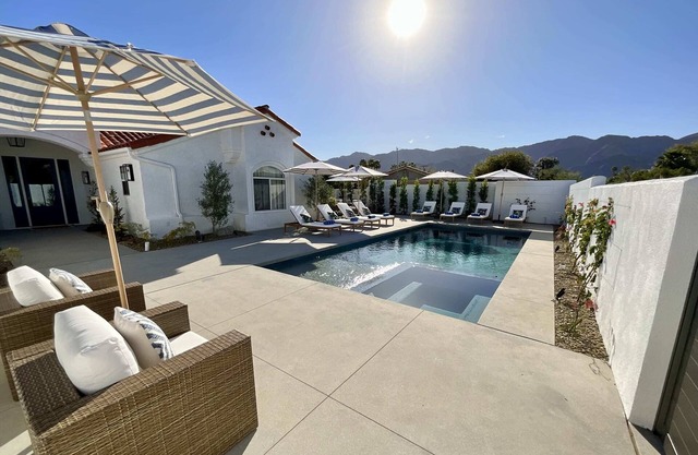 Luxe Designer Home, Pool/ Spa, Pool Table, eBikes, EV Charger, min 30 night stay