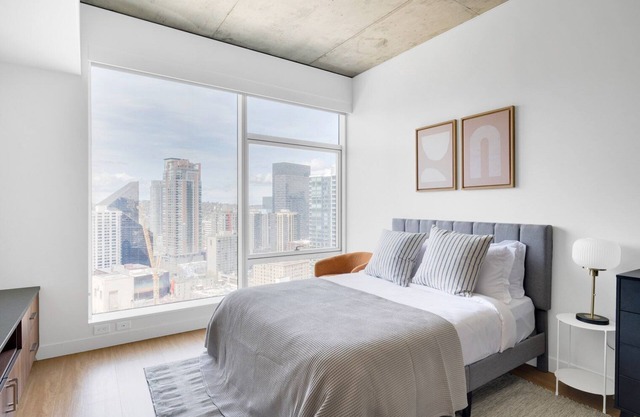 Luxe Downtown Studio w/Gym & W/D, near Pike Place Market, by Blueground