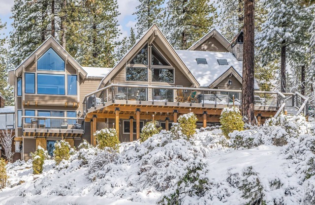Luxe Lake View Lodge sleeps 18.