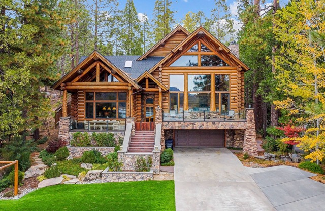Luxe lakefront lodge with amazing view, dock & beach near skiing & golf