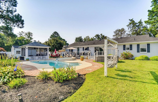 Luxe Lakefront Portsmouth Home: Fish, Swim & Play!