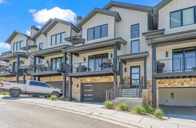 Luxe Living at Canyons! Private Hot Tub + 5 minutes to ski lift access and golf