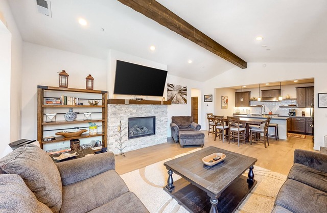 Luxe, Modern Townhome w/Mountain Views & WiFi - Close to Golf & Skiing