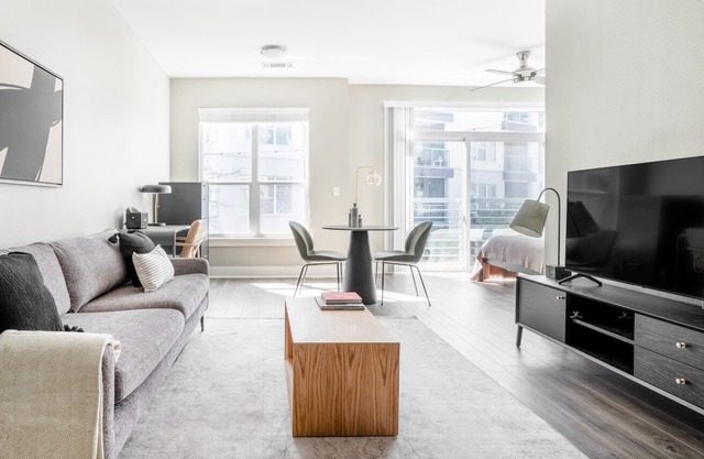 Luxe Riverside Studio w/ Gym & W/D, nr Lady Bird Lake, by Blueground
