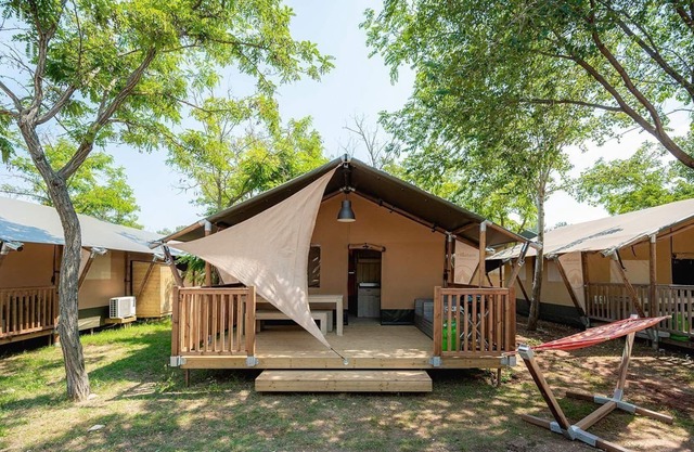 Luxe Sanitary 5 pers. Villatent at 4-star campsite Bi Village