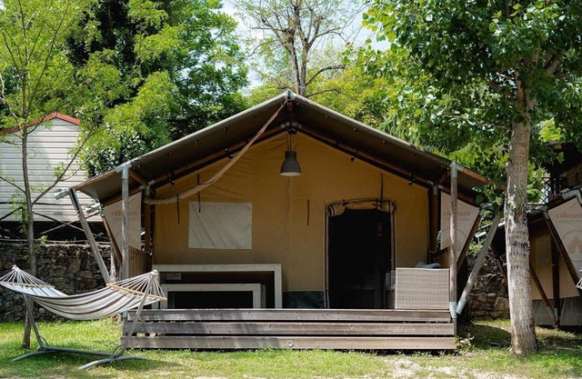 Luxe Sanitary 5 Pers. Villatent at family campsite in Tuscany, Il Poggetto