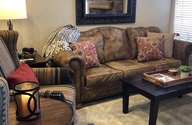Luxe, upgraded 2/2. Minutes from world class skiing. On Pine View Reservoir.
