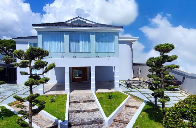 Luxury Mansion 7 bedrooms, Chef Included, Heated Pool