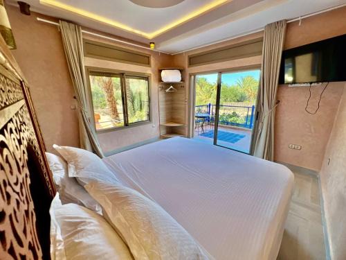 Luxuary Guesthouse Marrakech lakeside pool activities
