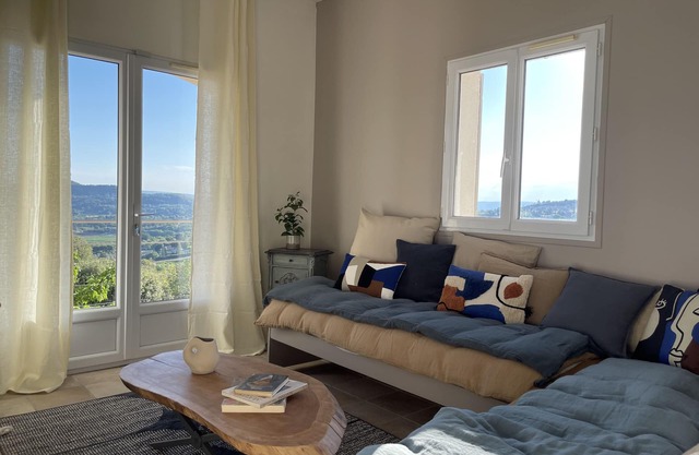 Luxurious villa offers a breathtaking 200° open view of the Luberon