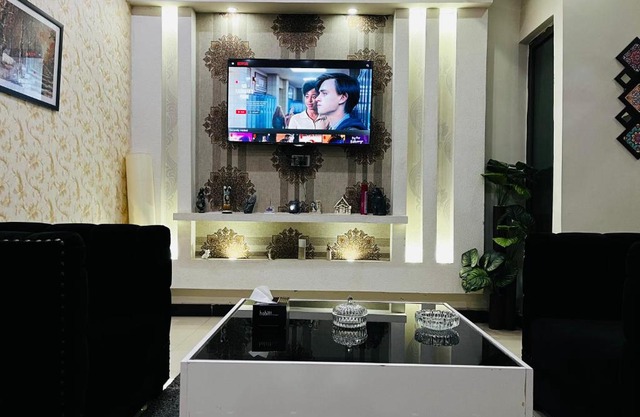 Luxurious 1 BR Apartment: Netflix, Youtube.