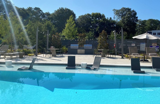 Luxurious 2-bedroom apartment w/WiFi, fitness room & pool in Beautiful Atlanta