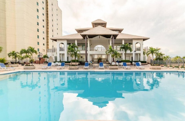 Luxurious 2BDR condo located in Prestigious Tower.