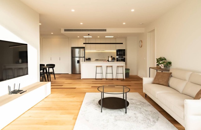 Luxurious 3 Bedroom Home near Chadstone with Parking