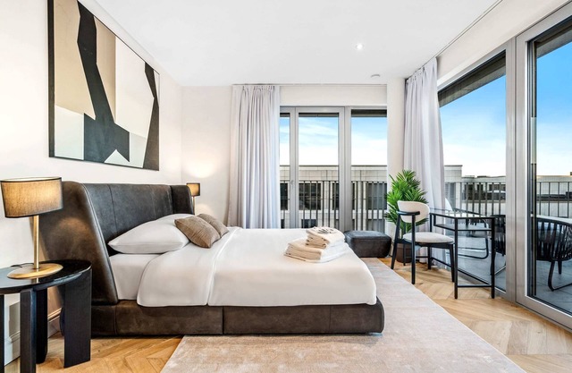Luxurious 3BR Apt with Jacuzzi in Central Lux