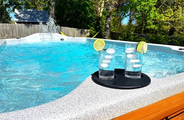 Luxurious 4 Bd/2 Ba Main house with Spa-pool and Separate 1 Bd/1 Ba Apartment