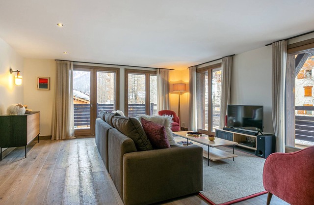 Luxurious 5-Room Apartment in Val-d'Isère with Balcony and Mountain Views