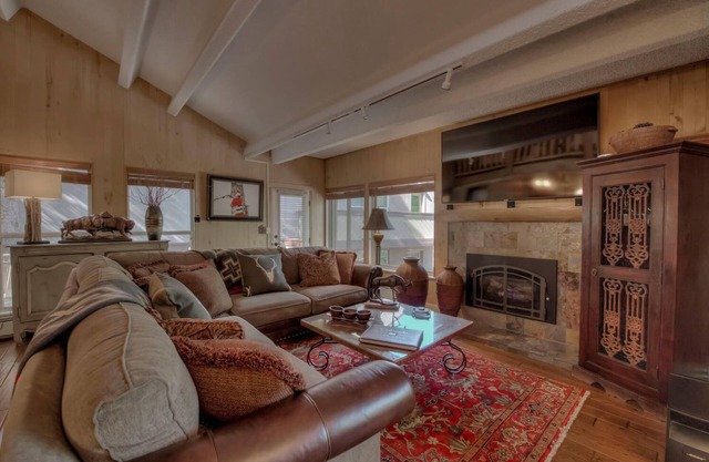 Luxurious. 5 Star Property. Walking distance to Lifts & Main Street. Hot tubs.