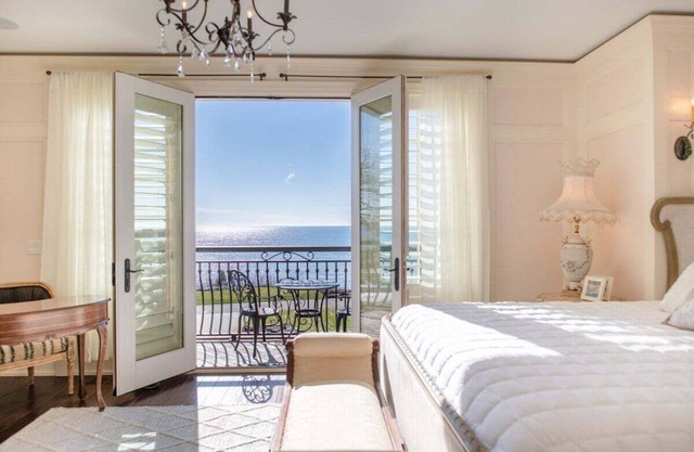 Luxurious 6 bedroom estate with lake view & beach